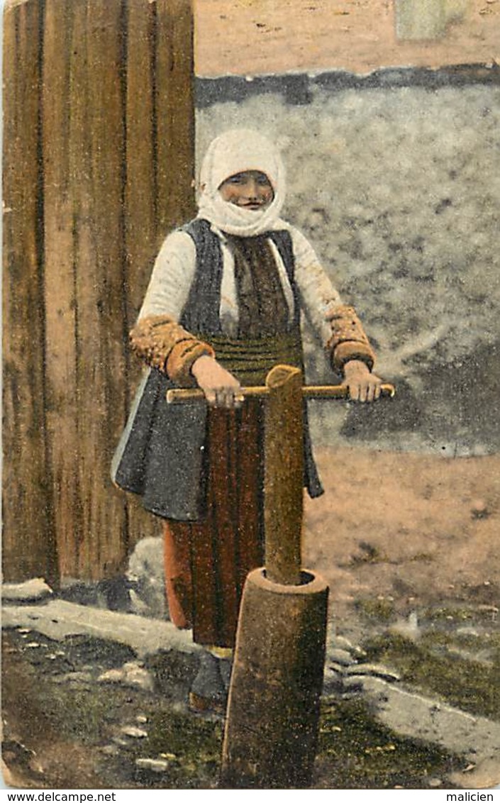 -ref-B281- Grece - Salonique - Type De Jeune Fille Serbe - Servian Girl - Serbie - Baratte à Beurre - Laiterie - Metiers - Grèce