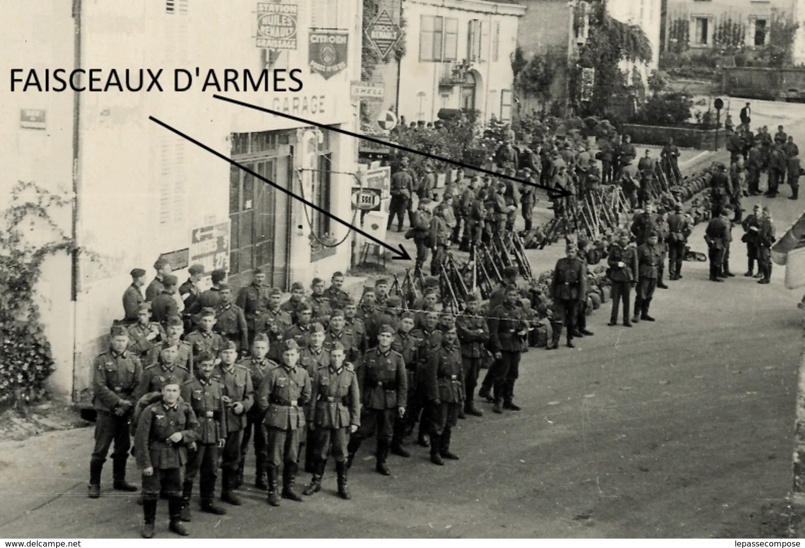 TOP BROUVELIEURES - OCCUPATION - TROUPE ALLEMANDE DEVANT LA STATION SERVICE ET GARAGE FACE A L'HOTEL DE VILLE 1940 - Brouvelieures