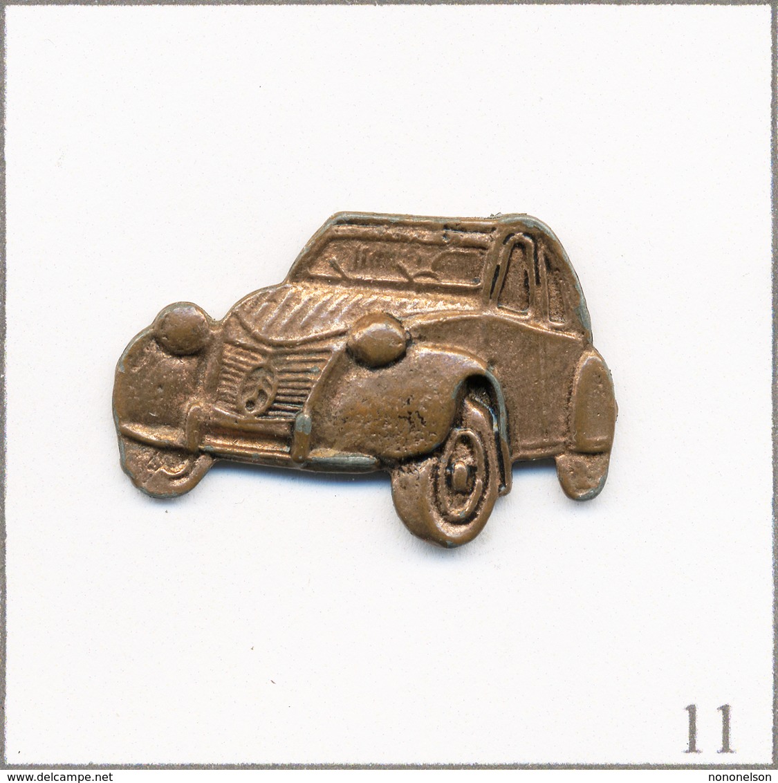 Pin's Automobile - Citroën / 2 CV N°04. Non Estampillé. Métal Type Vieux Bronze. T639-11 - Citroën