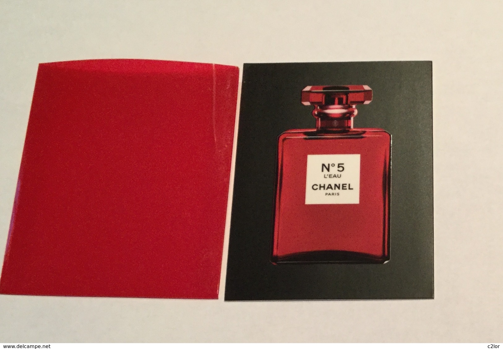 Carte Parfumée Edition Limitée 2018  " CHANEL N° 5 L'EAU" Carte à Patch Dans Sa Pochette Rouge - Modernes (à Partir De 1961)