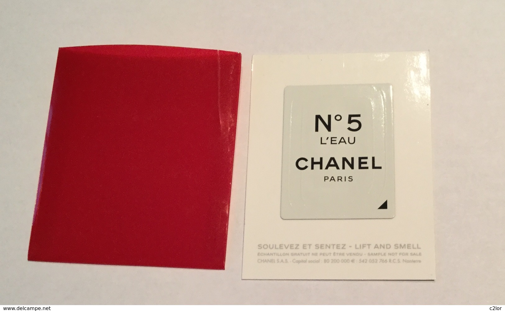 Carte Parfumée Edition Limitée 2018  " CHANEL N° 5 L'EAU" Carte à Patch Dans Sa Pochette Rouge - Modernes (à Partir De 1961)