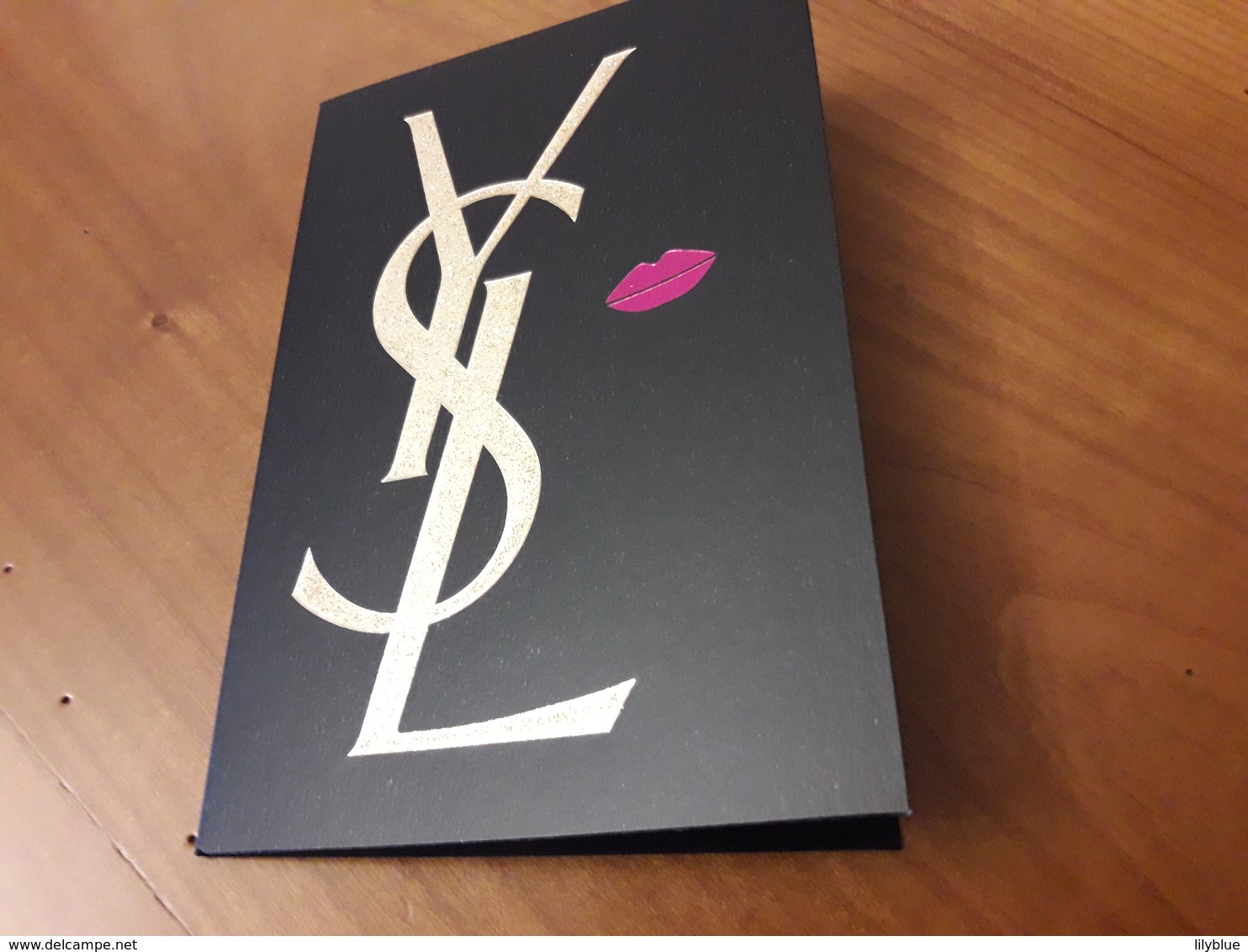 YVES SAINT LAURENT  Double Carte De Voeux  2018 /2019  (Carte Seule,ni Enveloppe,ni Feuillet Intérieur) - Modernes (à Partir De 1961)