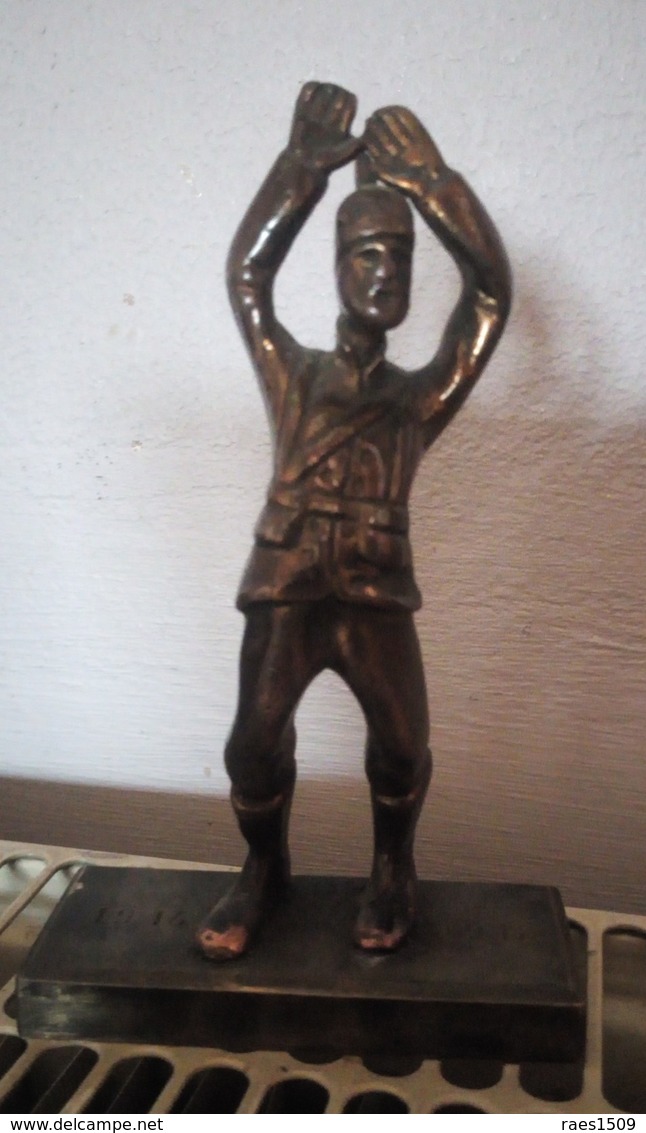 Ancienne Figurine En Cuivre Soldat Allemand Se Rendant 14-18 - 1914-18