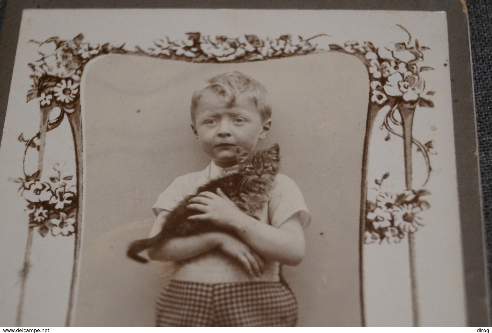 Ancienne Photo Carton,enfant Avec Chat,photo à Identifier, 12 Cm. Sur 9 Cm. - Anciennes (Av. 1900)