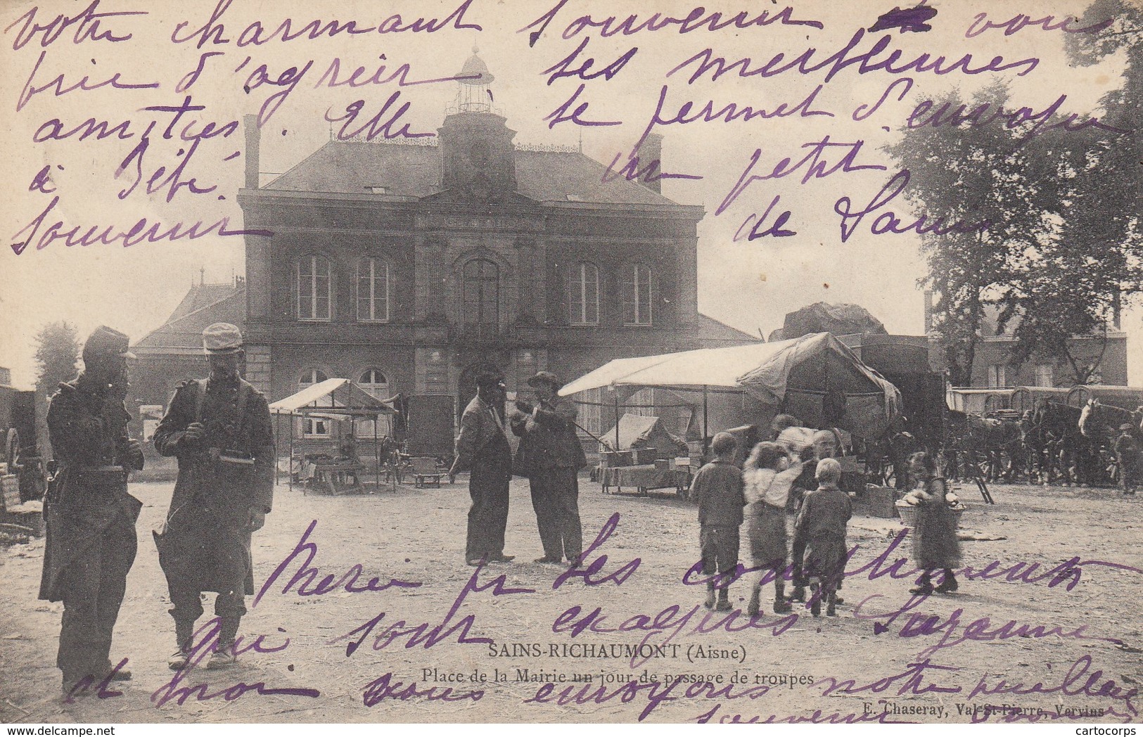 02 - Aisne - Sains-Richaumont - Place De La Mairie Un Jour De Passage Des Troupes - Splendide Animation - Autres & Non Classés