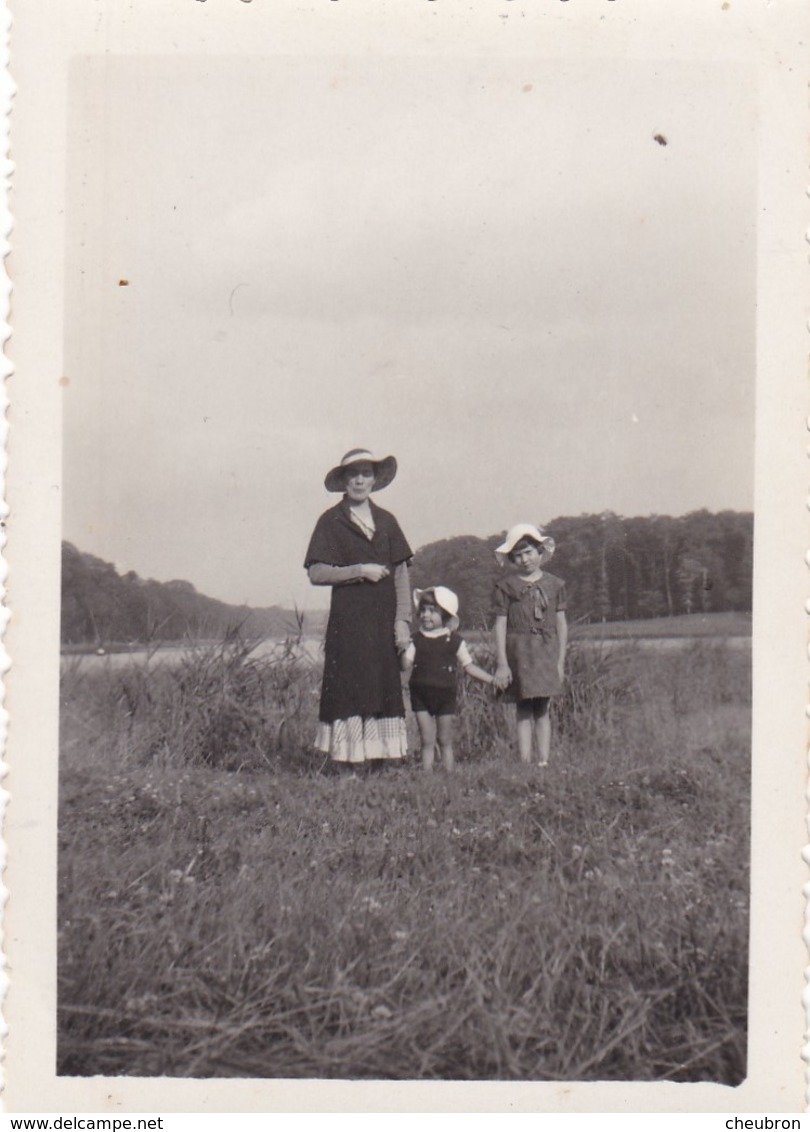 78. VERSAILLES. 3 PHOTOS. PROMENADE AU GRAND CANAL. ANNEE 1934 - Lieux