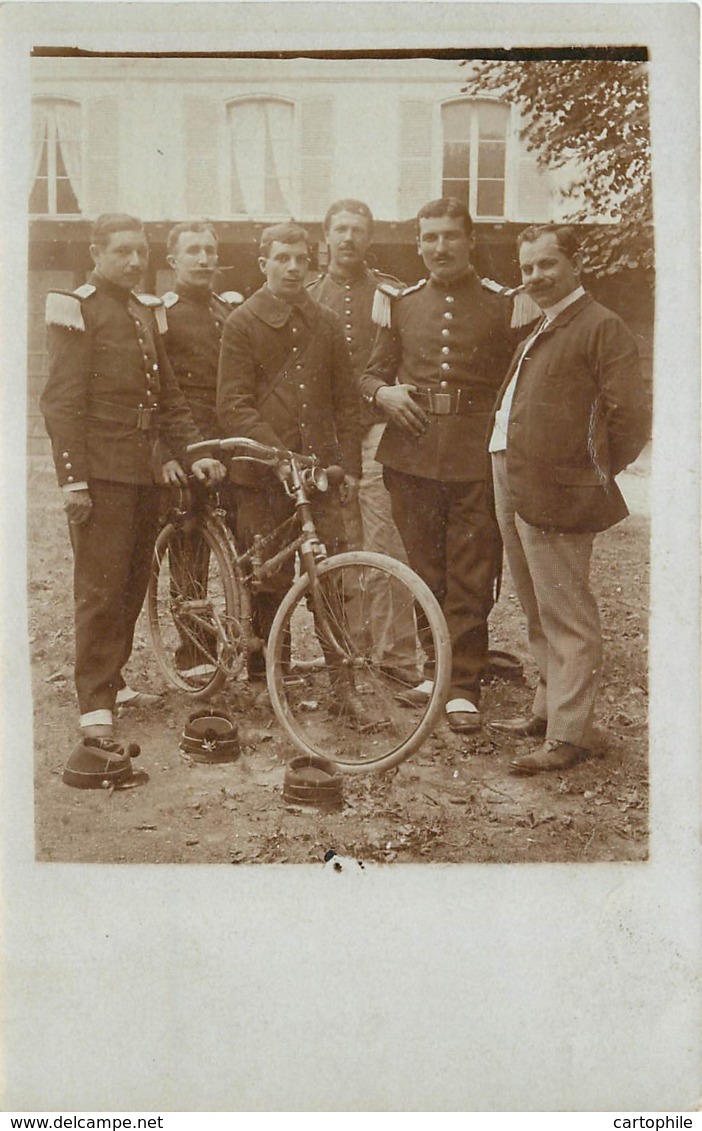 Militaria - Carte Photo De Soldats Avec épaulettes - Au Centre Avec Un Velo, Soldat Du 22e RI - Uniformi