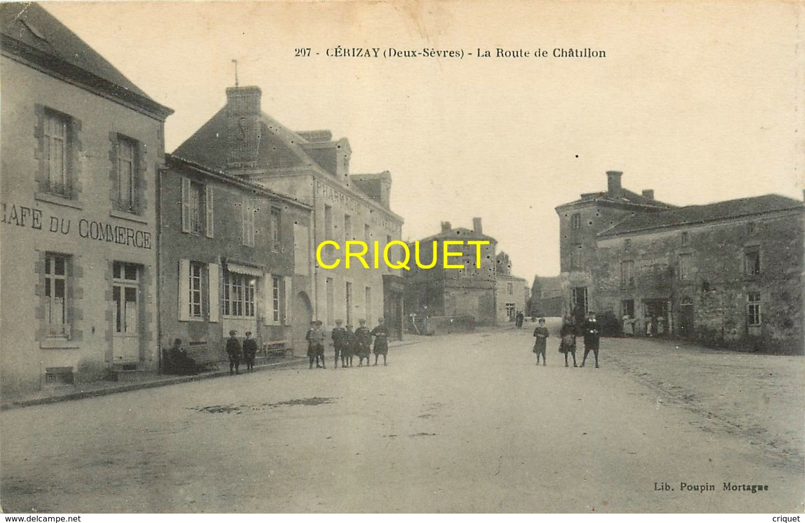 79 Cerizay, La Route De Chatillon, Enfants Dans La Rue, Café Du Commerce, Carte Pas Très Courante, 1915 - Cerizay