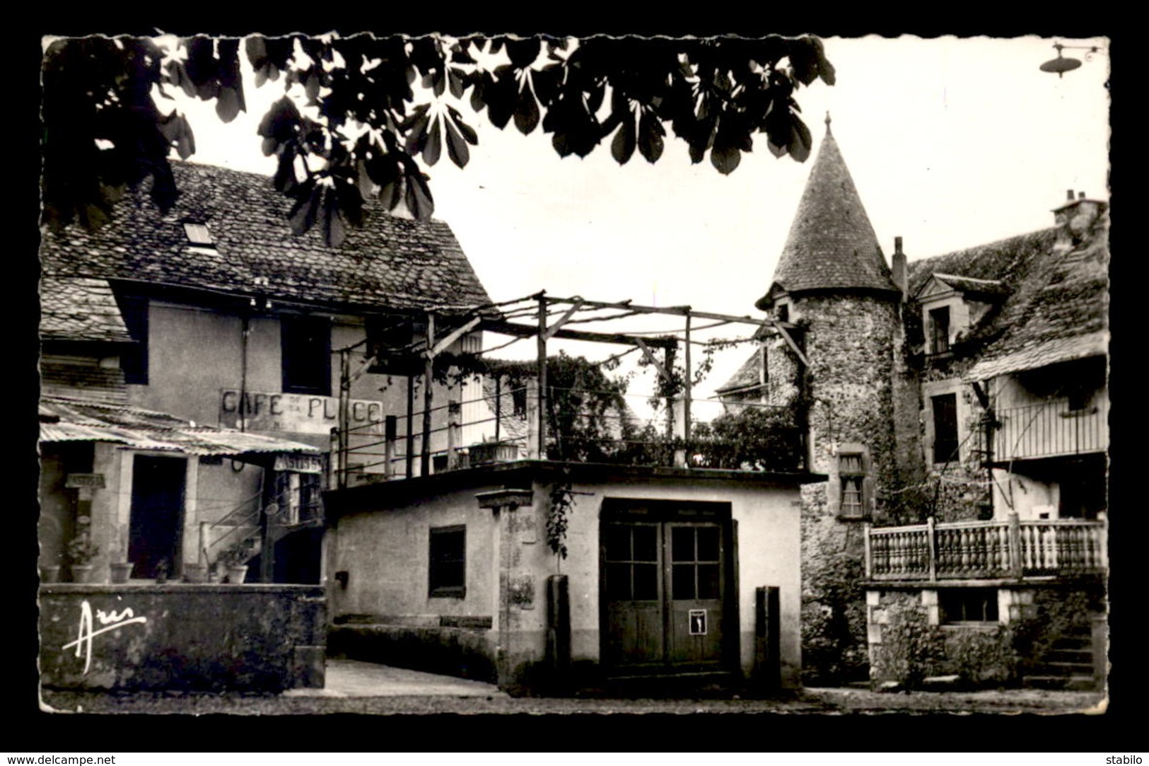 12 - STE-EULALIE-D'OLT - LA PLACE ET L'ECOLE COMMUNALE - CAFE DE LA PLACE - Sonstige & Ohne Zuordnung