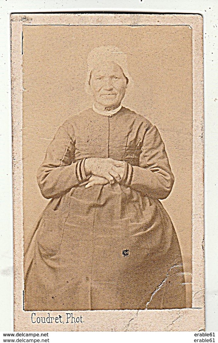 PHOTO CDV 19 EME FEMME COIFFE TYPE REGIONAL    Cabinet COUDRET  A PARIS - Old (before 1900)