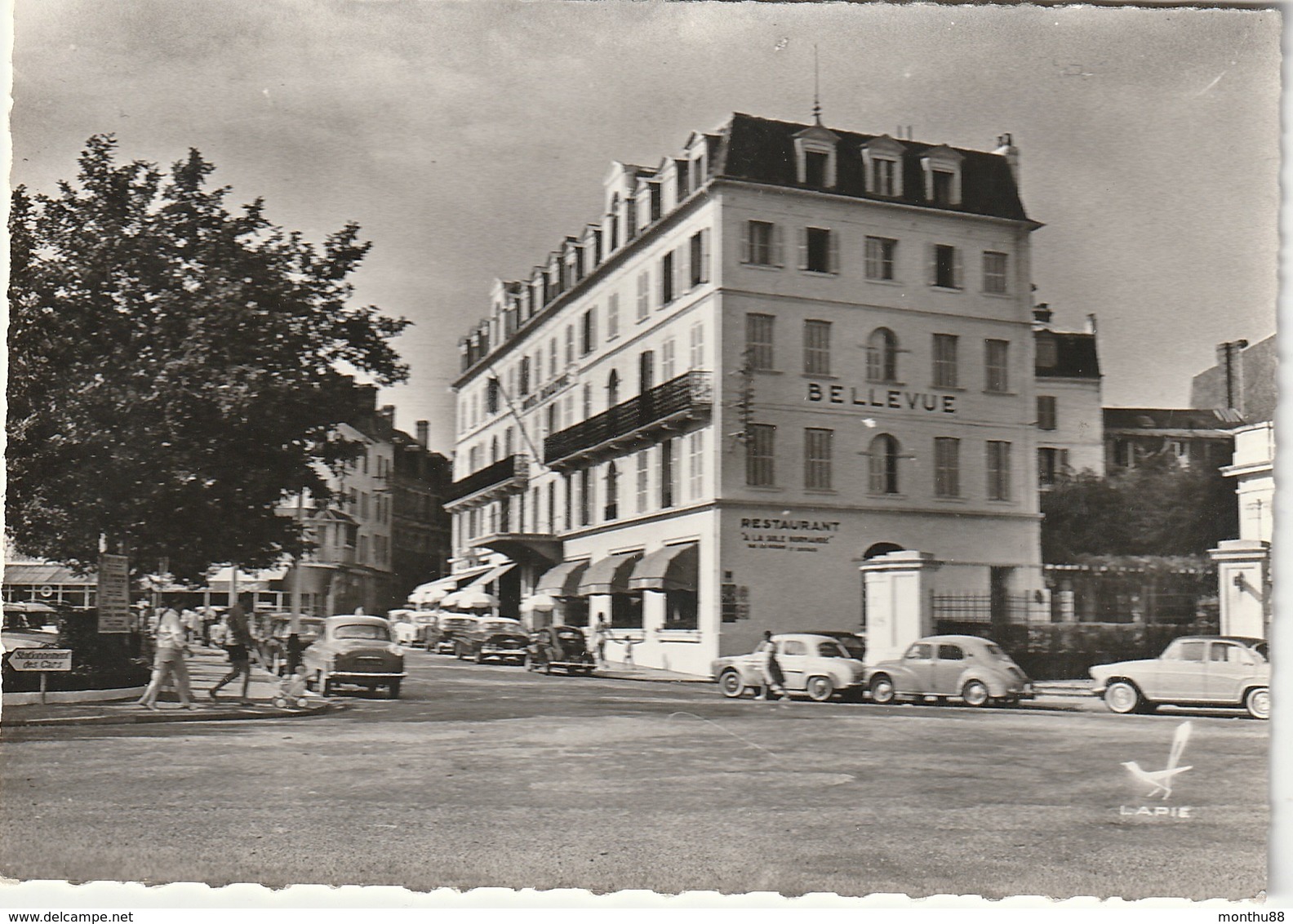 CPSM 14 (Calvados) TROUVILLE / L'HÔTEL " BELLEVUE " ANIMEE - Trouville