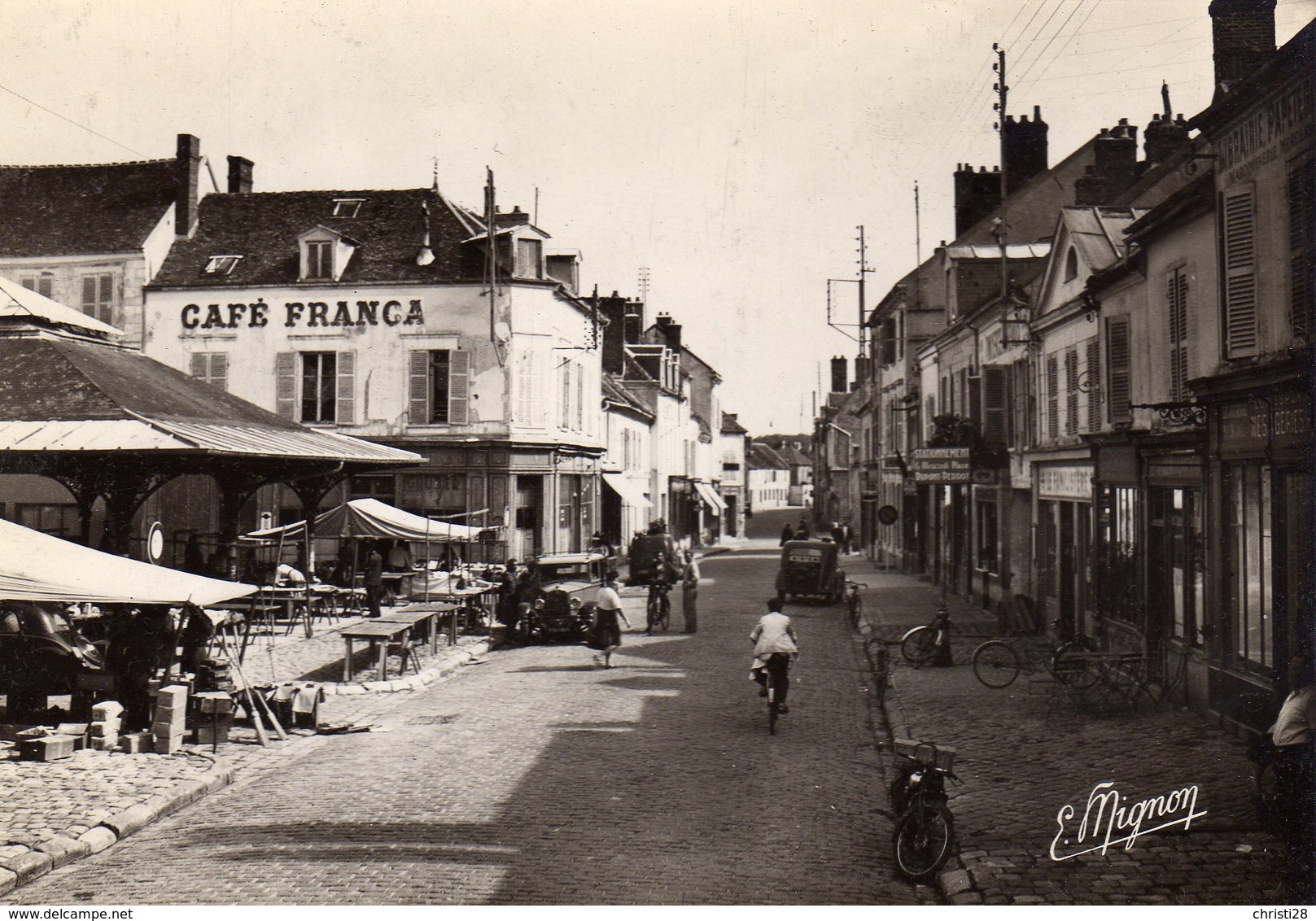 DPT 77 NANGIS Rue De La Poterie Et Le Marché - Nangis