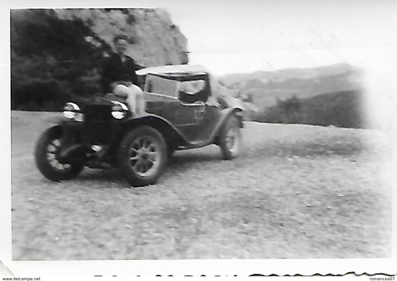 SAINT-ANTOINE-de-GALAMUS (Pyrénées-Orientales) - PIN-UP Sur Le CAPOT D'une AUTOMOBILE ANCIENNE - Vers 1930 - A Voir ! - Automobiles