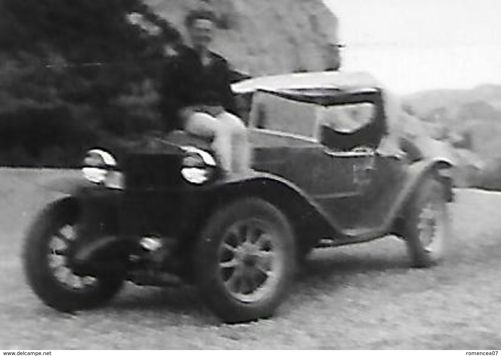 SAINT-ANTOINE-de-GALAMUS (Pyrénées-Orientales) - PIN-UP Sur Le CAPOT D'une AUTOMOBILE ANCIENNE - Vers 1930 - A Voir ! - Automobiles