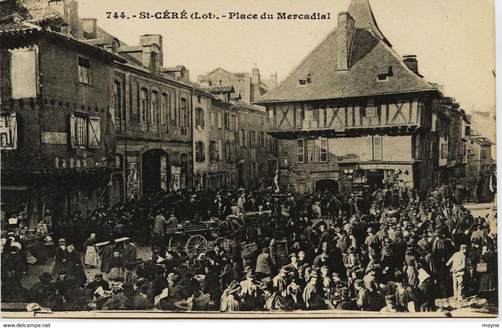 4102  -  Lot -  SAINT CERE  : MARCHE  PLACE DU MERCADIAL     Non Circulée - Saint-Céré