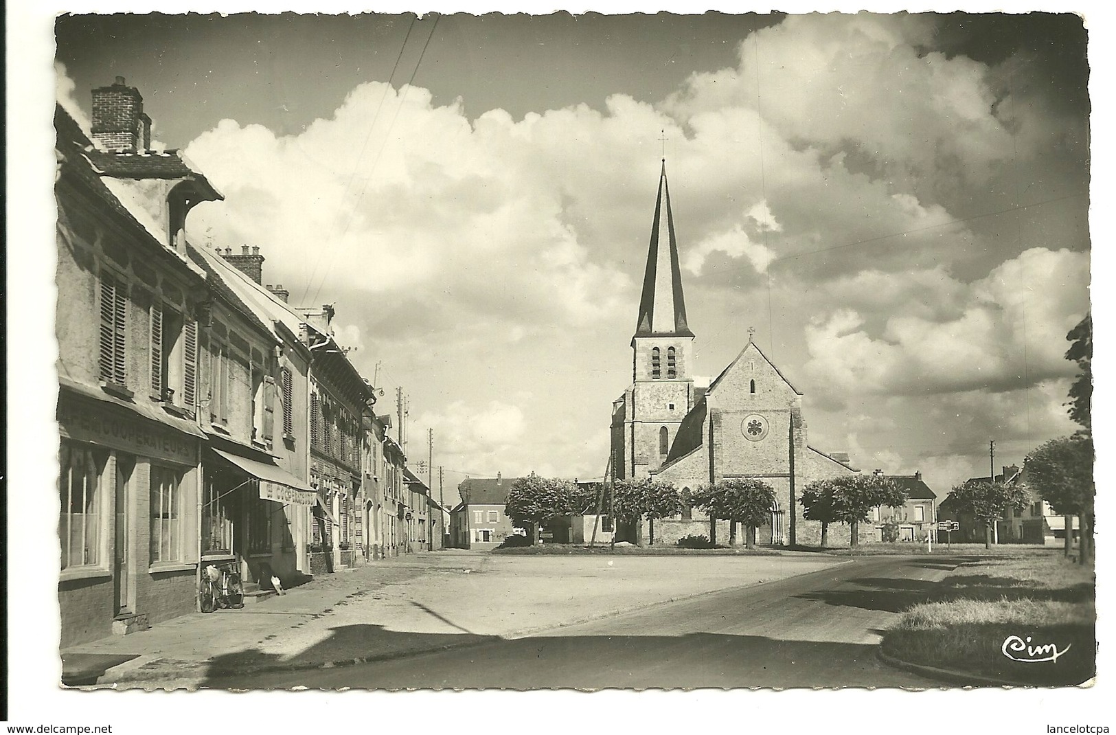 77 - VILLENEUVE LE COMTE / PLACE DE L'EGLISE - Sonstige & Ohne Zuordnung