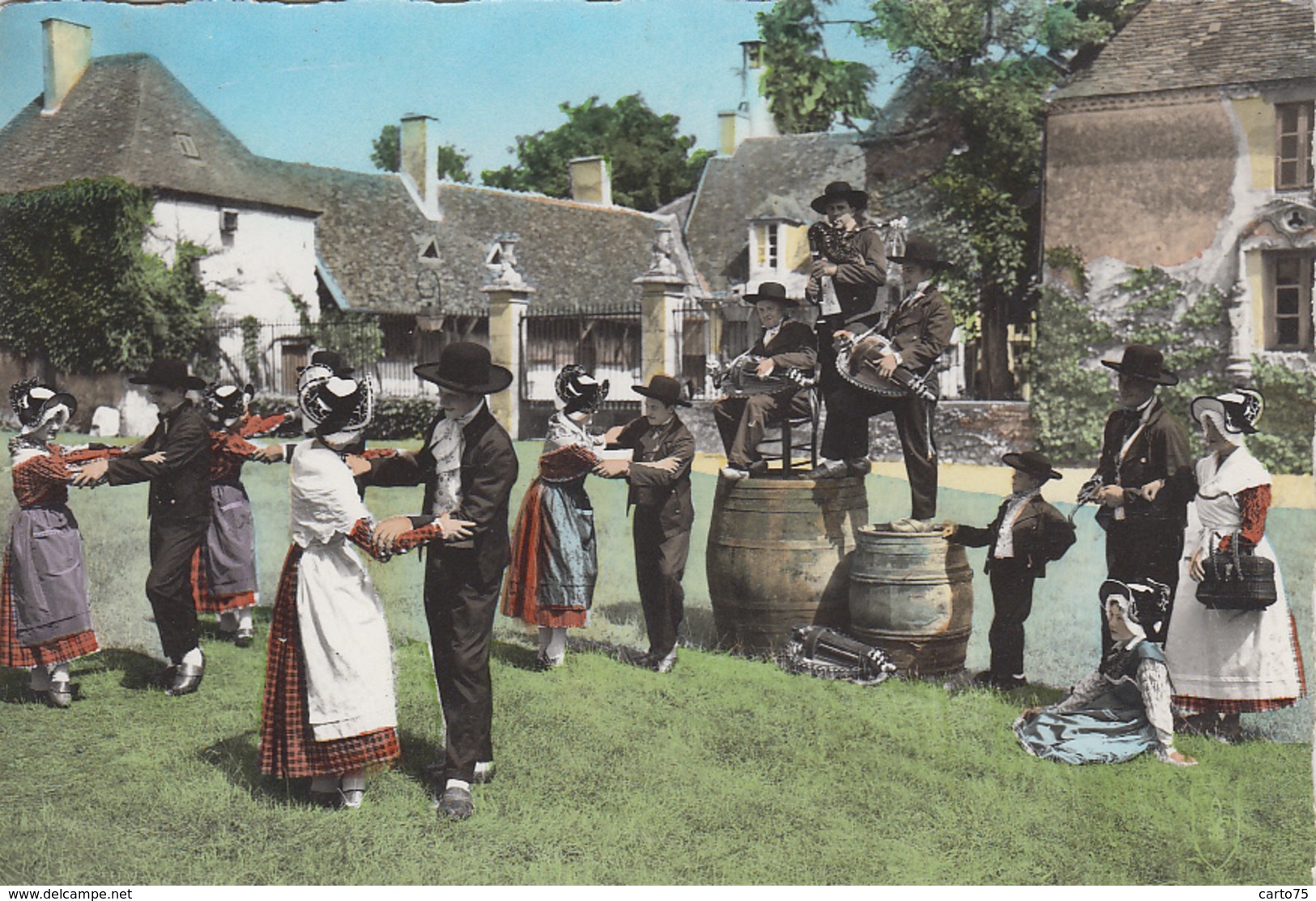 Moulins 03 - Folklore Costumes Danse Société Des Baladins Bourbonnais - Musique Vielle - Moulins