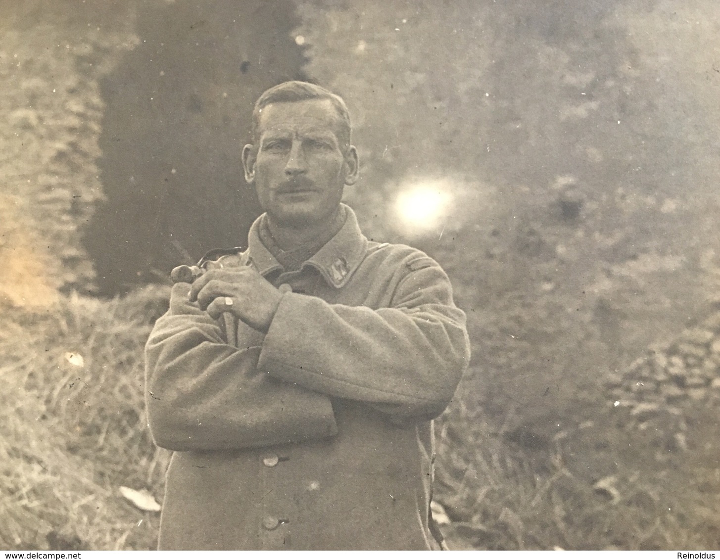 AK Photo Foto Franzosische Soldat Militaire Francais Uniform Regiment 47 (Saint Malo) Ruïne Ruins - Weltkrieg 1914-18