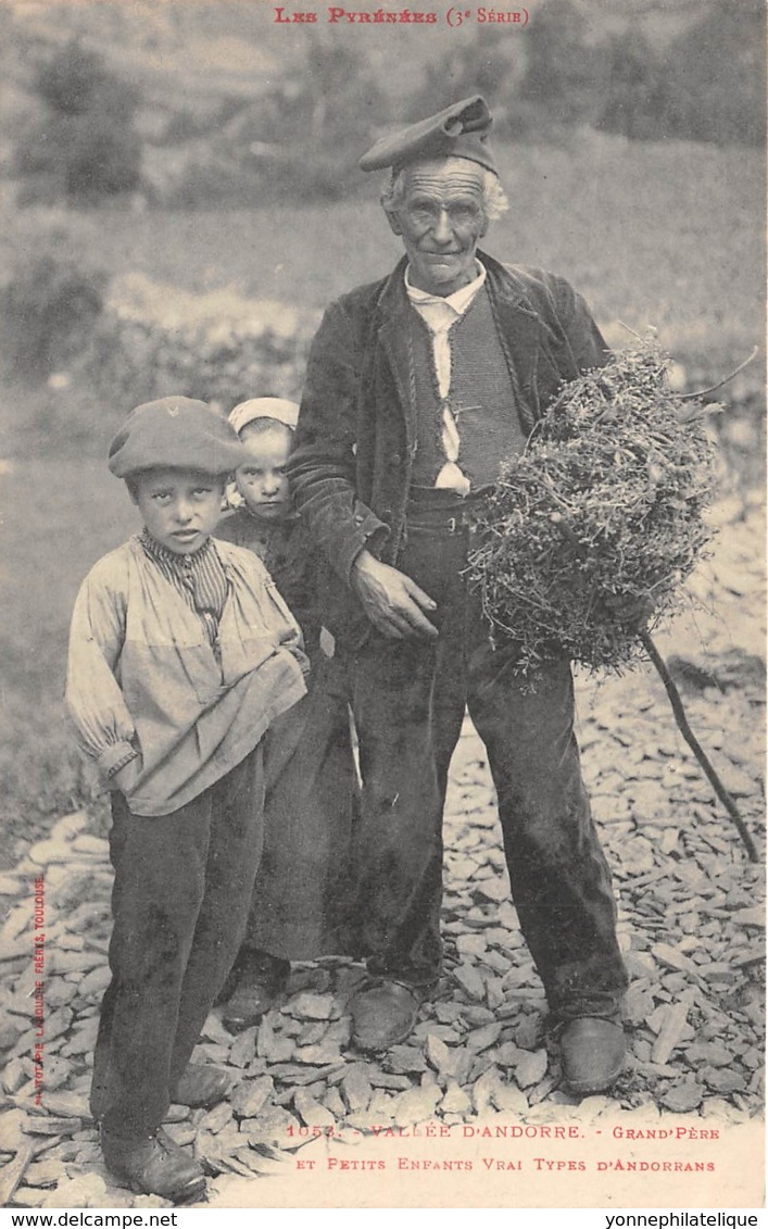 Andorre / 02 - Grand Père Et Petits Enfants - Types D' Andorrans - Andorre