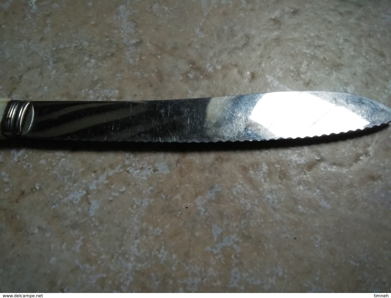Coffret 12 couteaux blanc à dents 24cm - lame acier inoxydable & manche en plastique/bakélite - vers 1950?