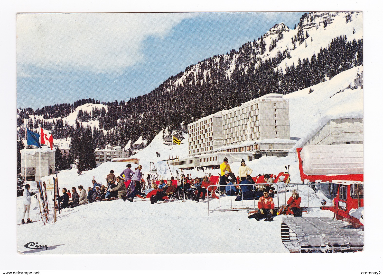 74 FLAINE Vers Les Carroz Cluses Porte Du Désert Blanc Vue Partielle Station En 1972 Engin Dameur à Chenilles Skieurs - Cluses