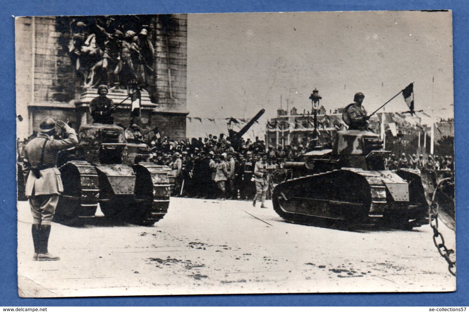 Carte Photo  -  Défilé Militaire - Chars - Guerre 1914-18