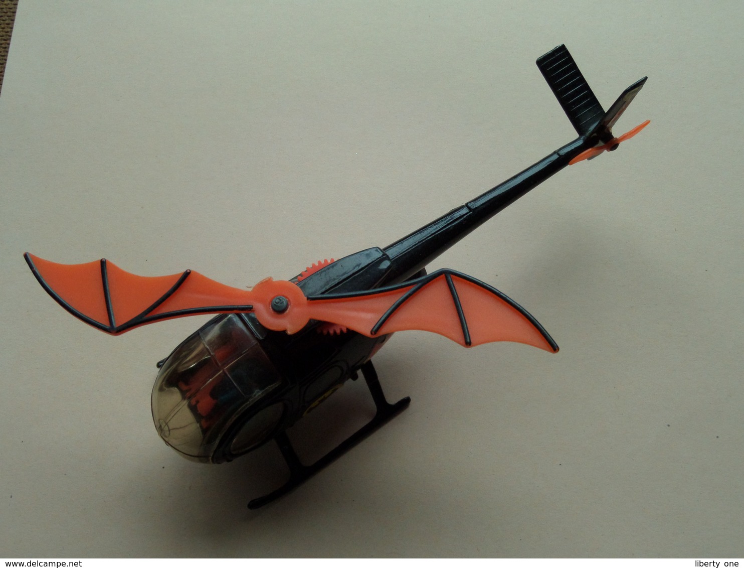 BAT HELICOPTER - Made in ....? > Metal ( please see photo for detail ) Uncleaned *** BATMAN !