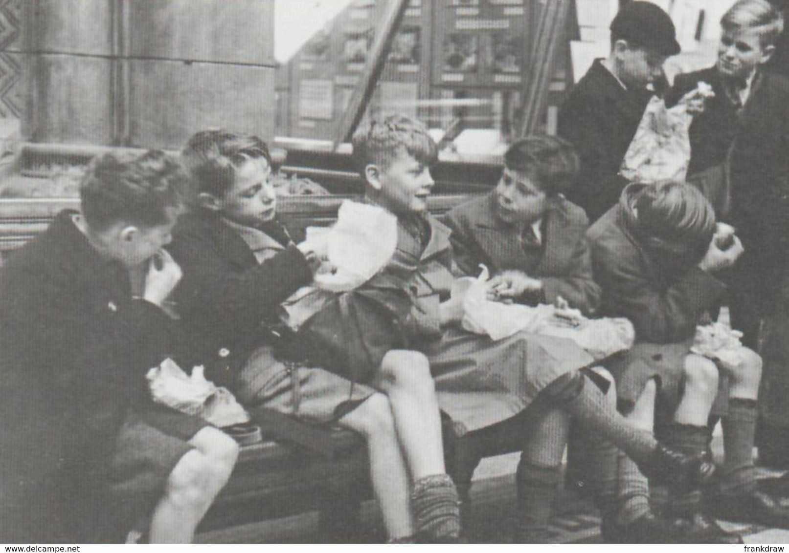 Postcard - Natural History Museum - Boys On A School Trip Picnicking 1948 - New - Museum