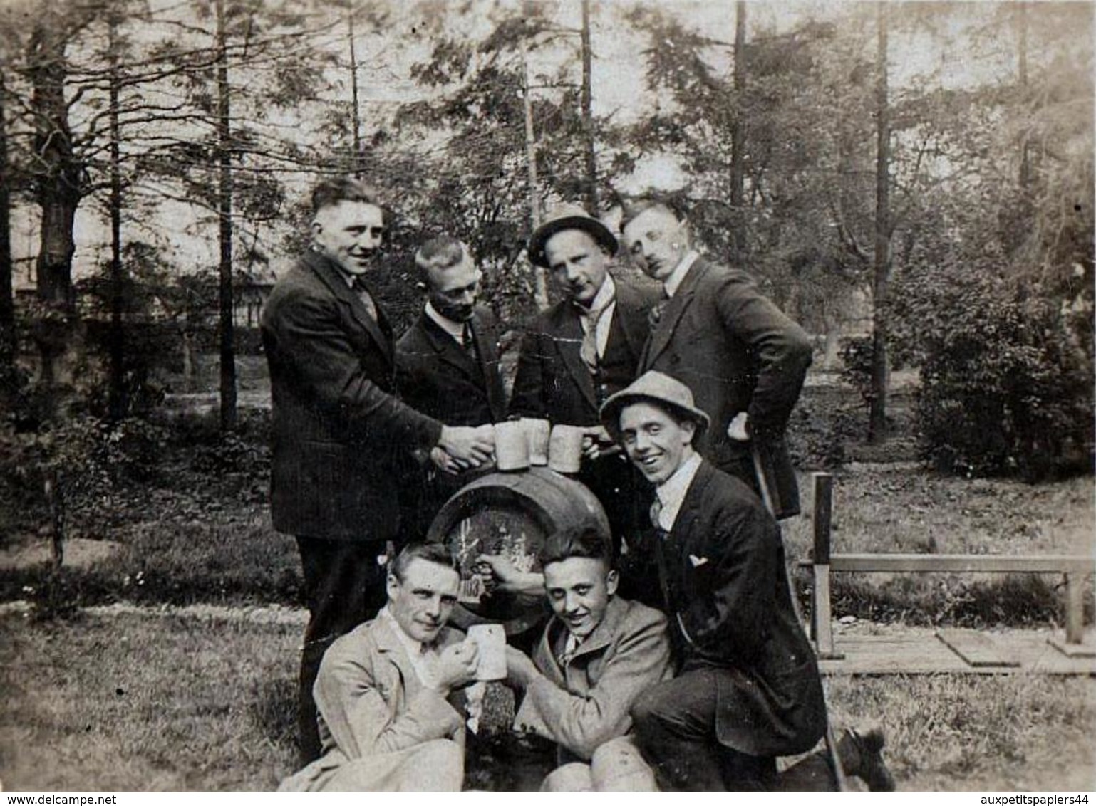 Photo Originale Homme Conscrits Autour D'un Tonneau De Vin Un 19.09.1929 - La Chopine De L'Amitié ! - Personnes Anonymes