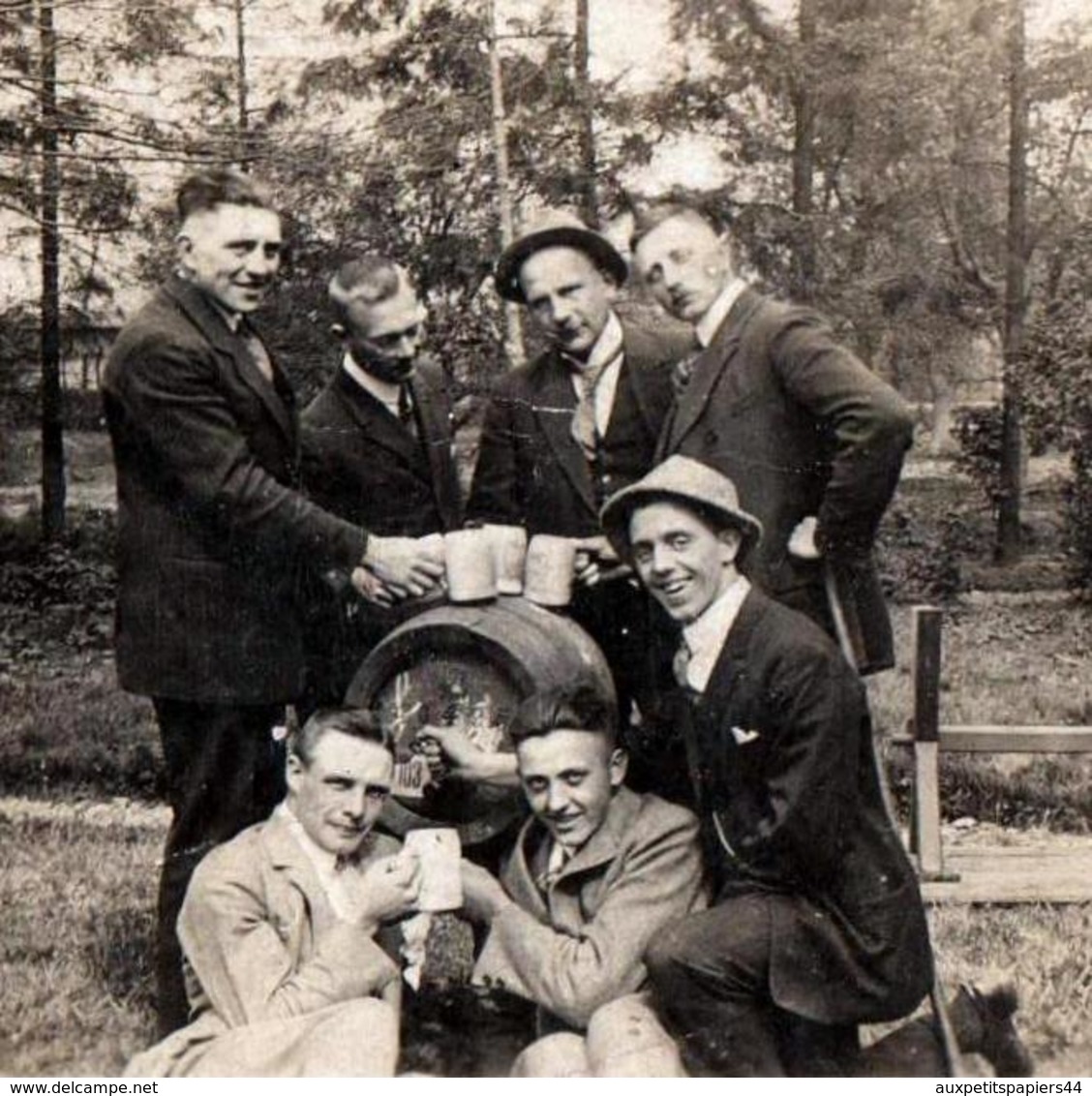 Photo Originale Homme Conscrits Autour D'un Tonneau De Vin Un 19.09.1929 - La Chopine De L'Amitié ! - Personnes Anonymes