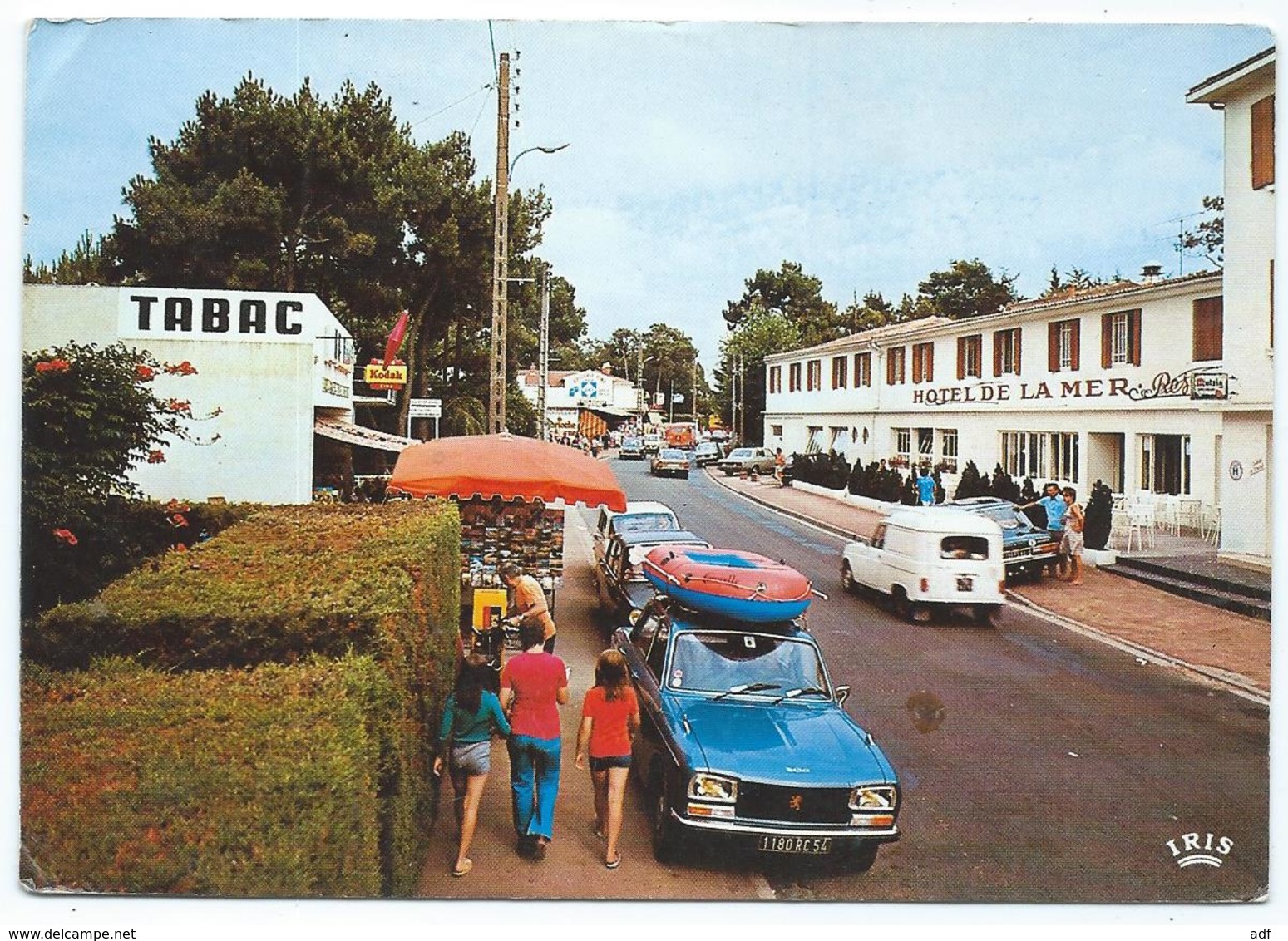 CP LA TRANCHE SUR MER - LA GRIERE, TABAC, HOTEL DE LA MER, PEUGEOT 304, RENAULT 4L, LA RUE PRINCIPALE, VENDEE 85 - La Tranche Sur Mer