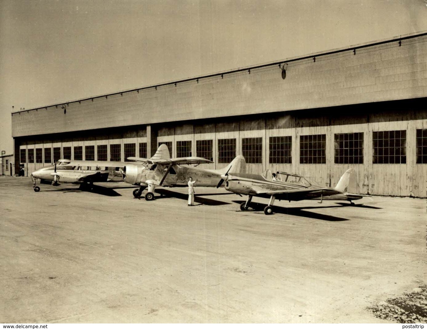 DE HAVILLAND CANADA  BUILDING CHIPMUNKS AND BEAVERS  AND DOVES 12 * 9  CM Aviation, AIRPLAIN, AVION AIRCRAFT - Aviación