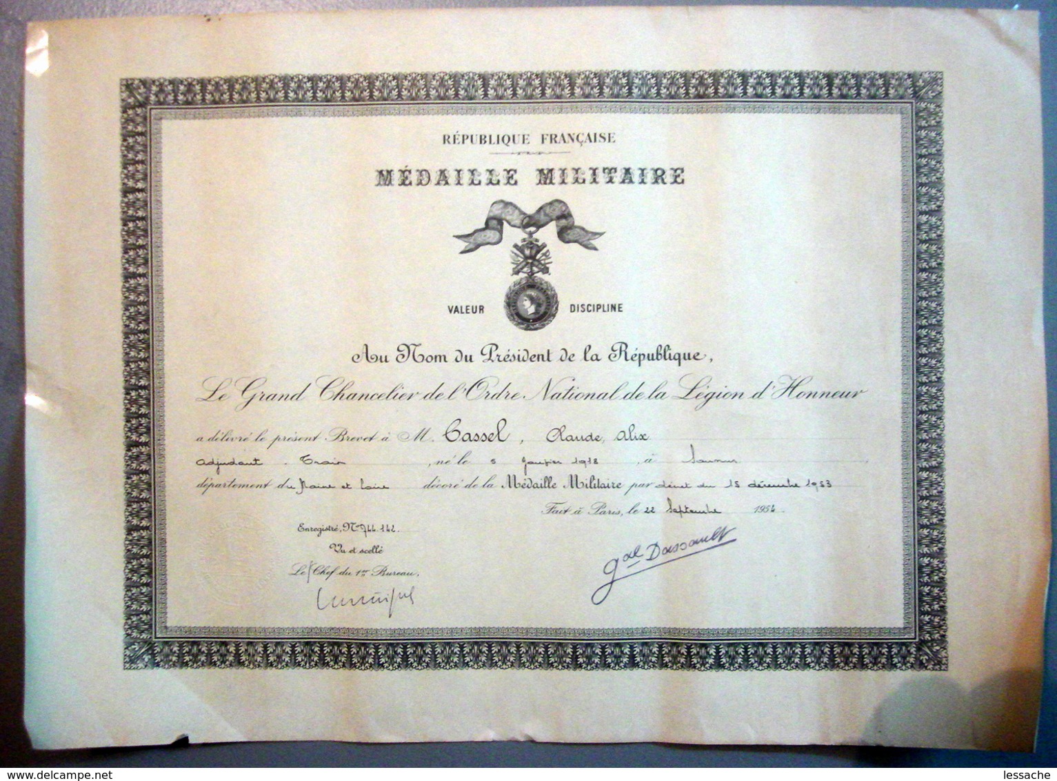 Brevet De La Médaille Militaire Délivré En 1954 - Diplômes & Bulletins Scolaires