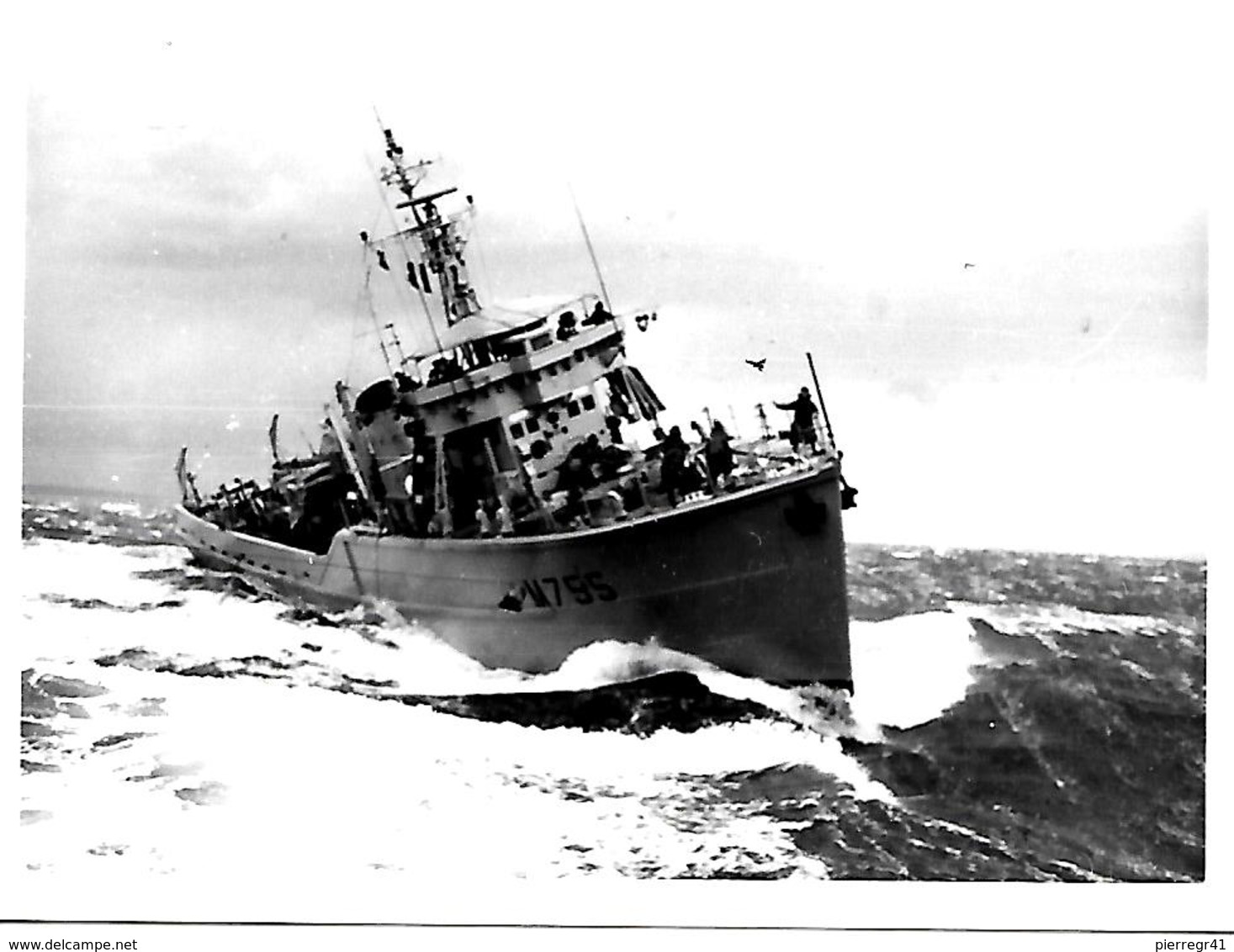 2-PHOTOS-1974-MARINE NAT-M755-CAPELLA-DRAGUEUR COTIER-1955/1987--1en Mer/1 A Quai -12,5.x9 Cm-TBE - Bateaux