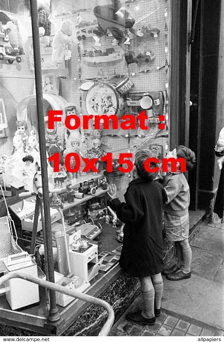 Reproduction D'une Photographie Ancienne De Deux Jeunes Garçons Regardant Une Grande Vitrine De Poupées Et Jouets 1960 - Autres & Non Classés