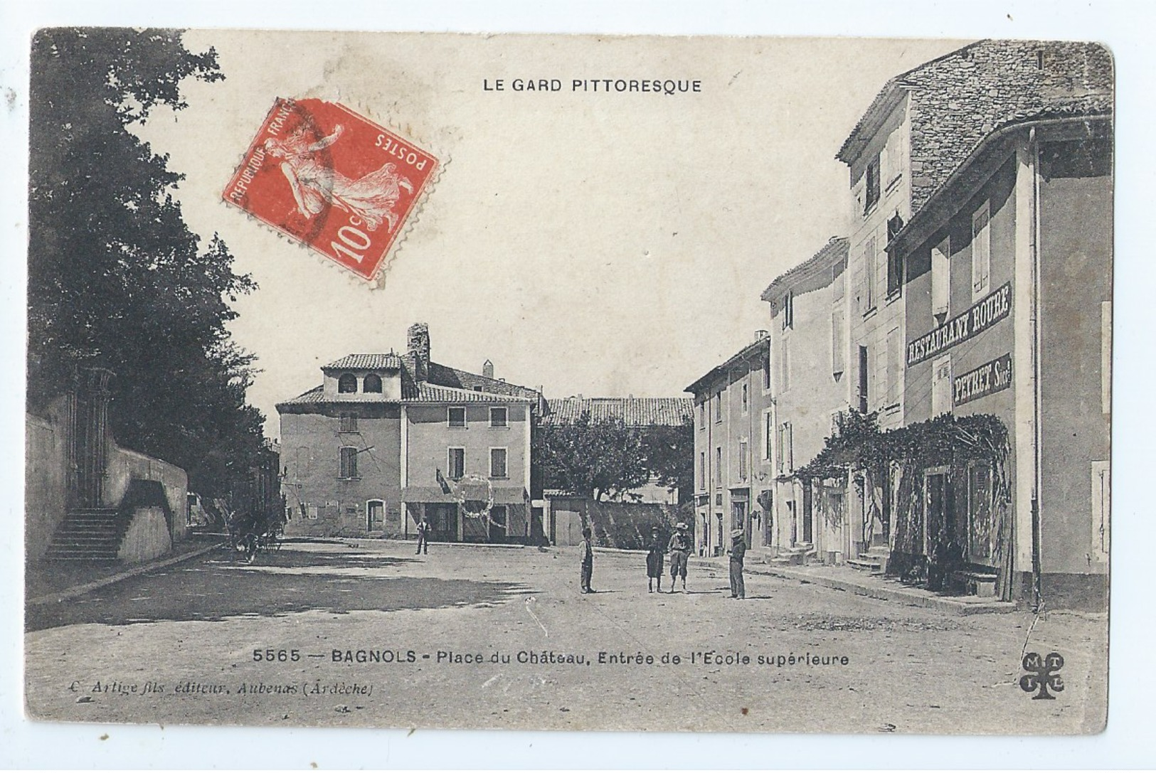 Cpa -   Dpt  -  Gard - BAGNOLS SUR CEZE - Place Du Chateau Restaurant Roure   - Animation  - (  Selection  ) Rare  1909 - Bagnols-sur-Cèze