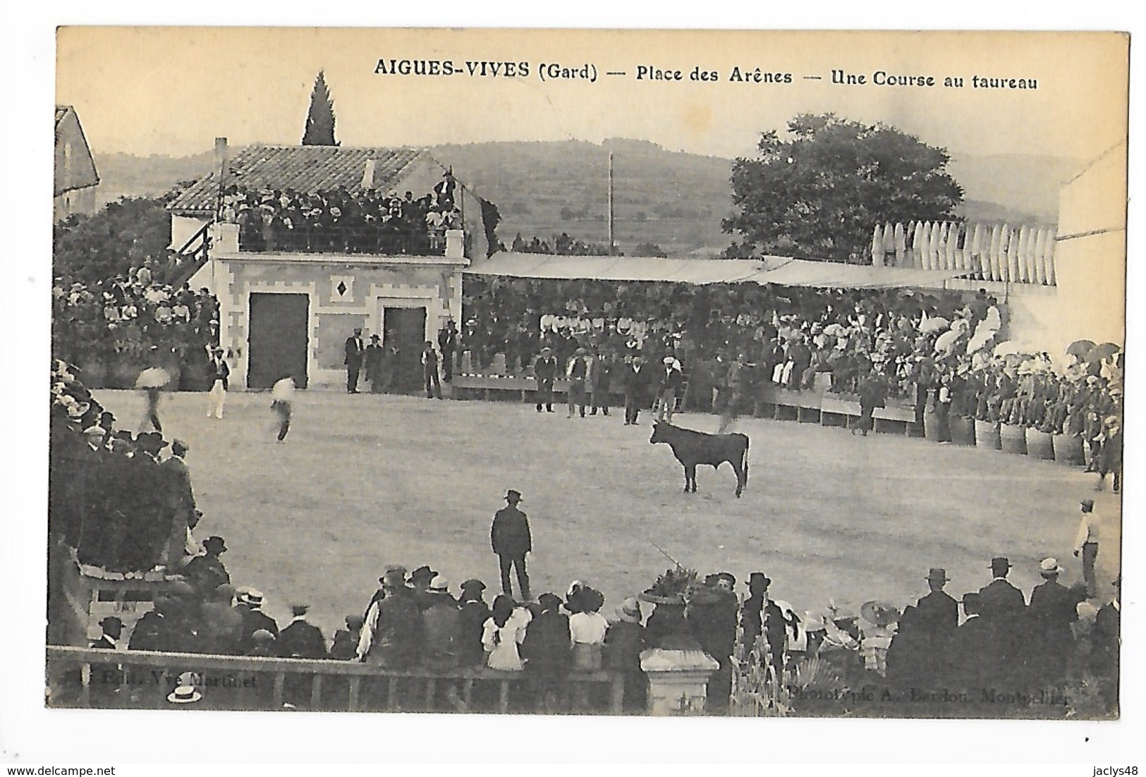 AIGUES - VIVES  (cpa 30)  Place Des Arènes - Une Course De Taureau  ## TRES  RARE ##   - L 1 - Aigues-Vives