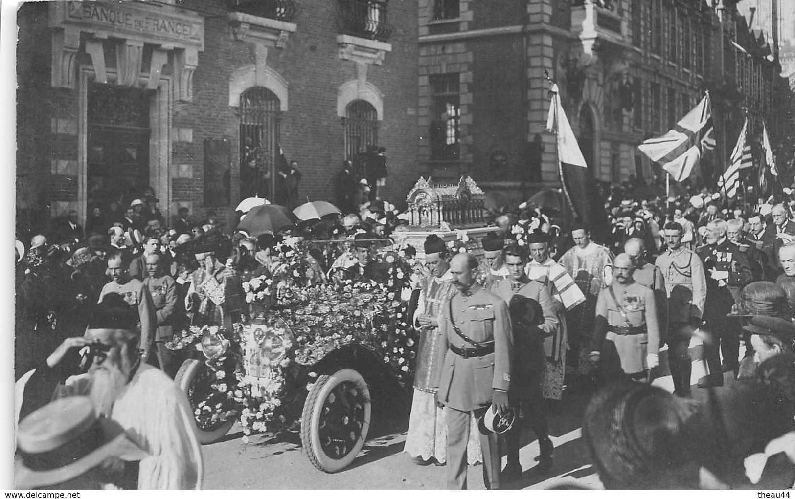 LISIEUX  -  Carte-Photo D'un Défilé De Militaires Et De Religieux Passant La Banque De France , Place Thiers - Lisieux