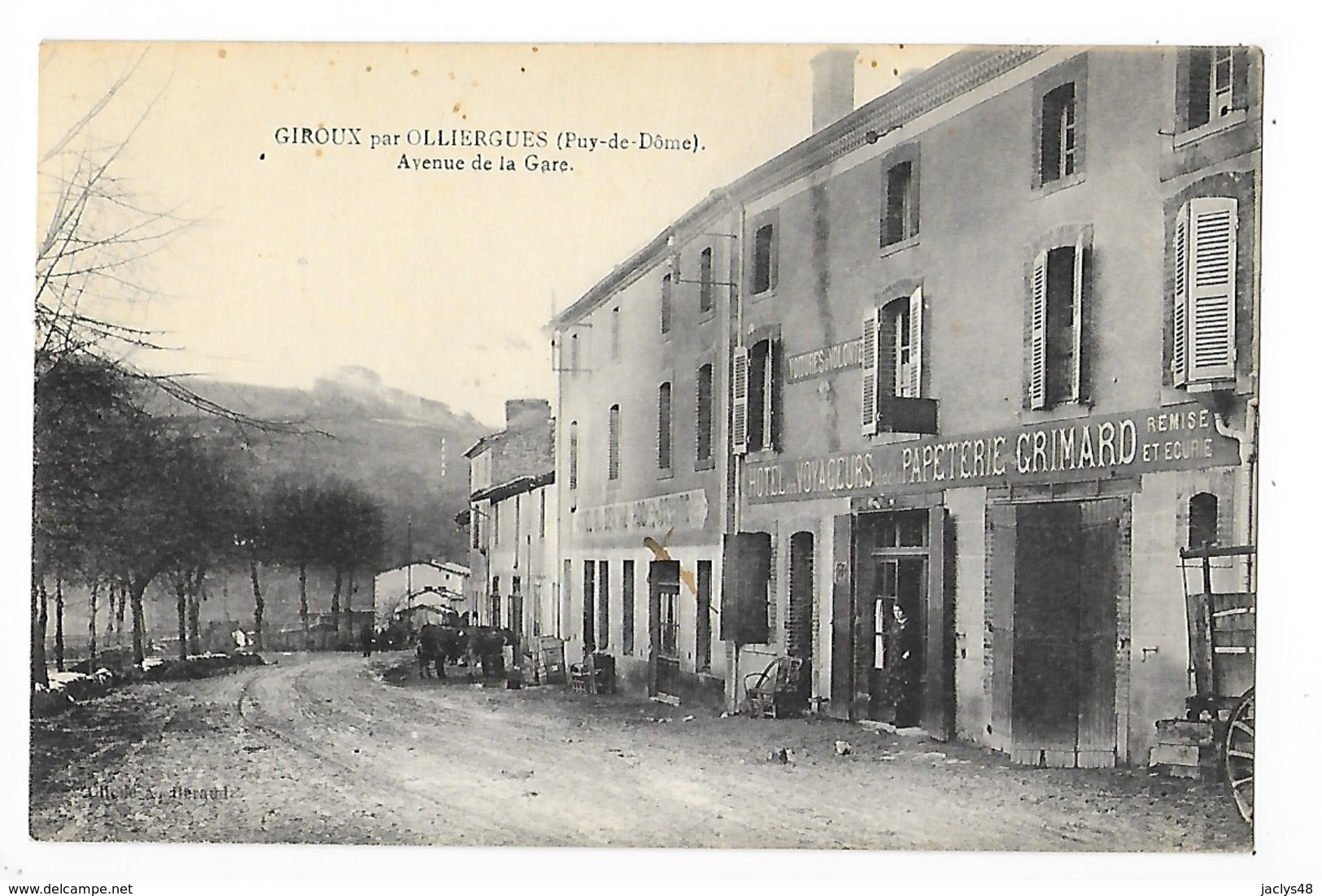 GIROUX Par OLLIERGUES  (cpa 63)  Avenue De La Gare Hôtel Des Voyageurs, Papéterie. GRIMARD  -.  ##  RARE ##   - L 1 - Olliergues