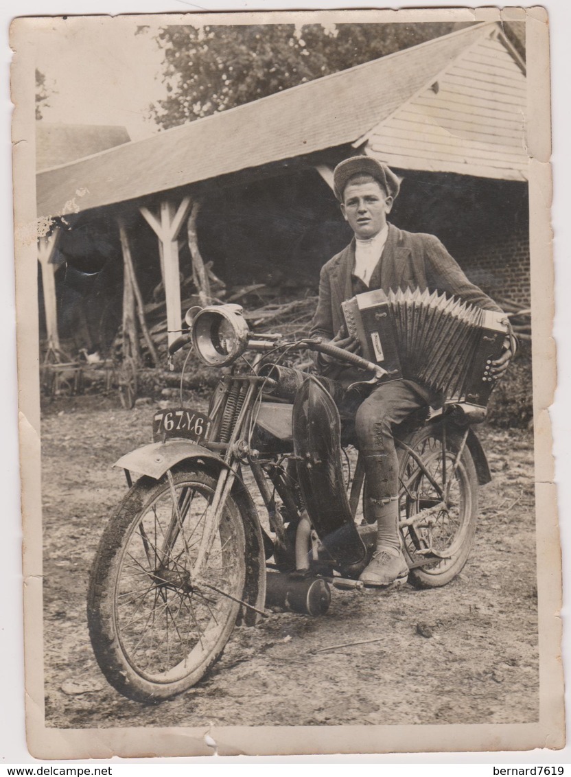 Photo A Localiser Ou Identifier  Accordeoniste En Moto  Surement Dans Le 60 Region De Feuqieres ,moliens,grandvilliers - Photos