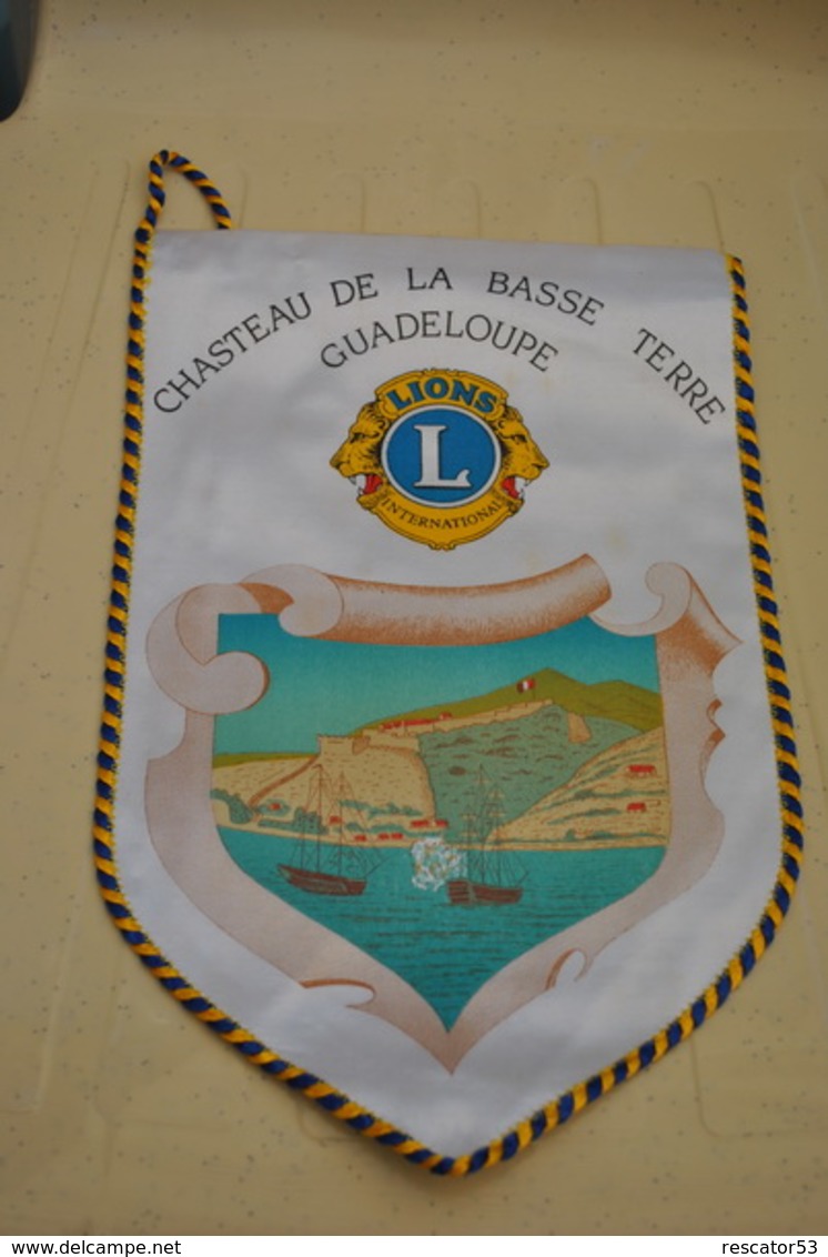 Rare Fanion Lion's Club Chateau De La Basse Terre Guadeloupe - Otros & Sin Clasificación