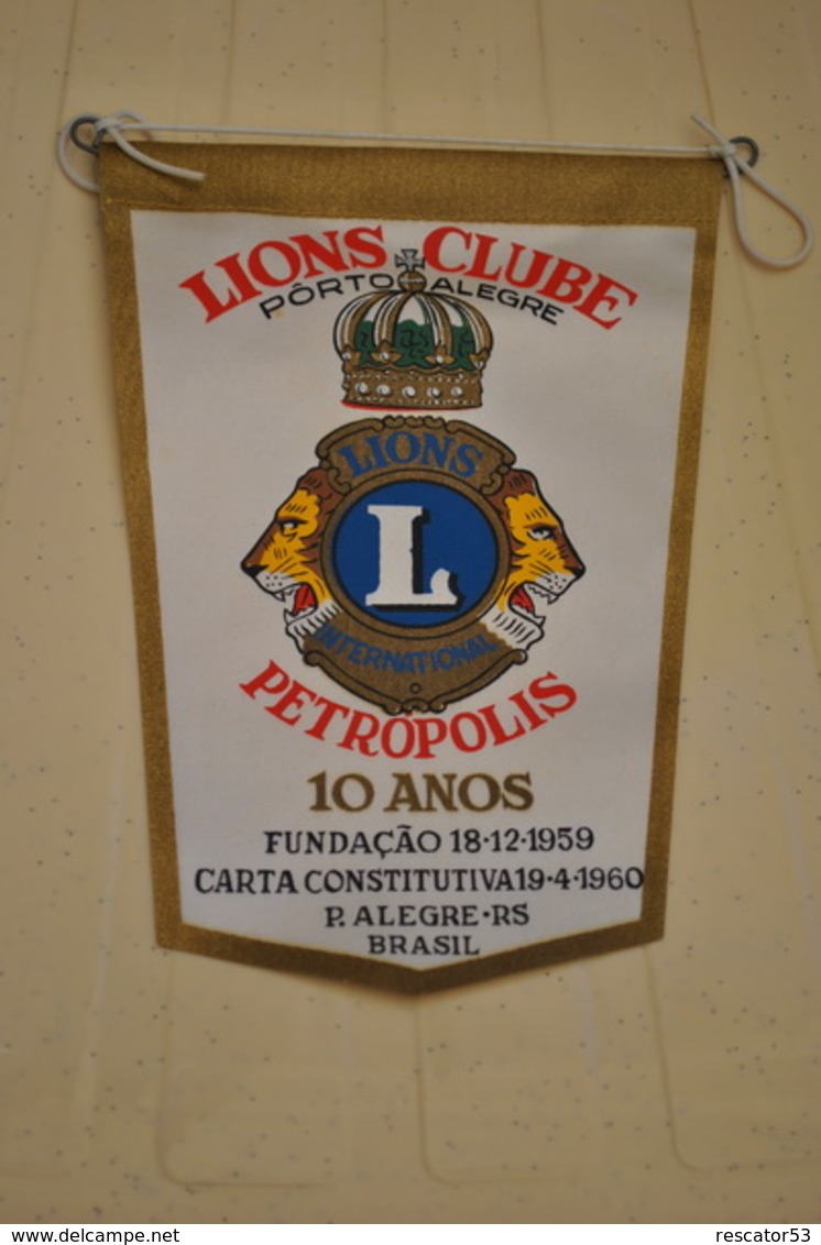 Rare Fanion Lion's Club Pétropolis 10 Eme Année Brésil - Andere & Zonder Classificatie