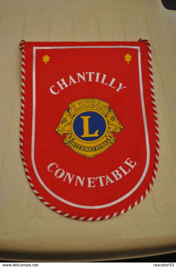 Rare Fanion Lion's Club Chantilly -Connetable - Otros & Sin Clasificación