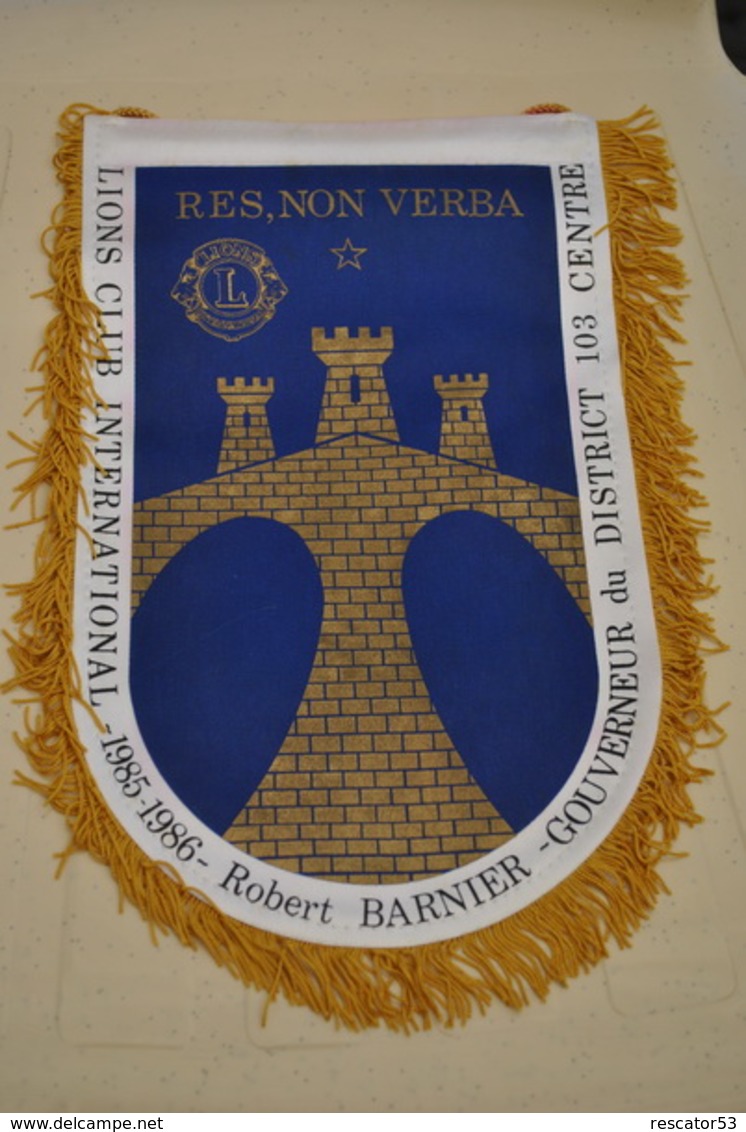 Rare Fanion Lion's Club Robert Barnier Gouverneur 1985-1986 - Autres & Non Classés