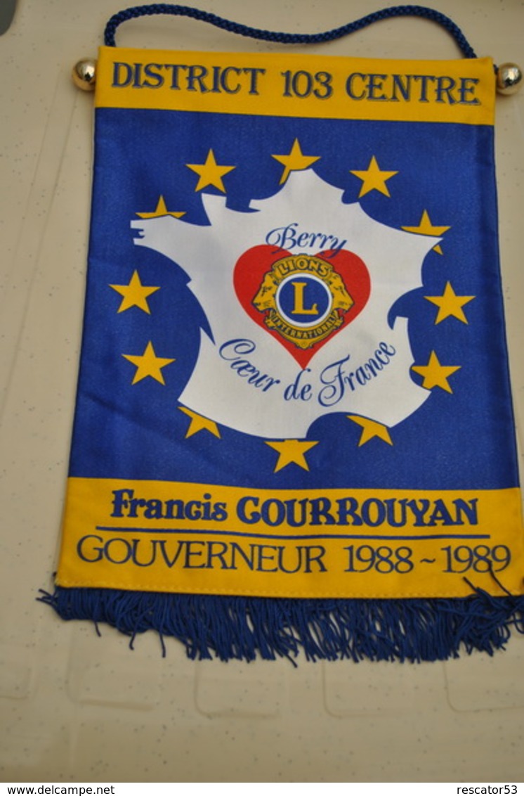 Rare Fanion Lion's Club Gouverneur 1988-1989 Francis Gourrouyan  Berry - Autres & Non Classés