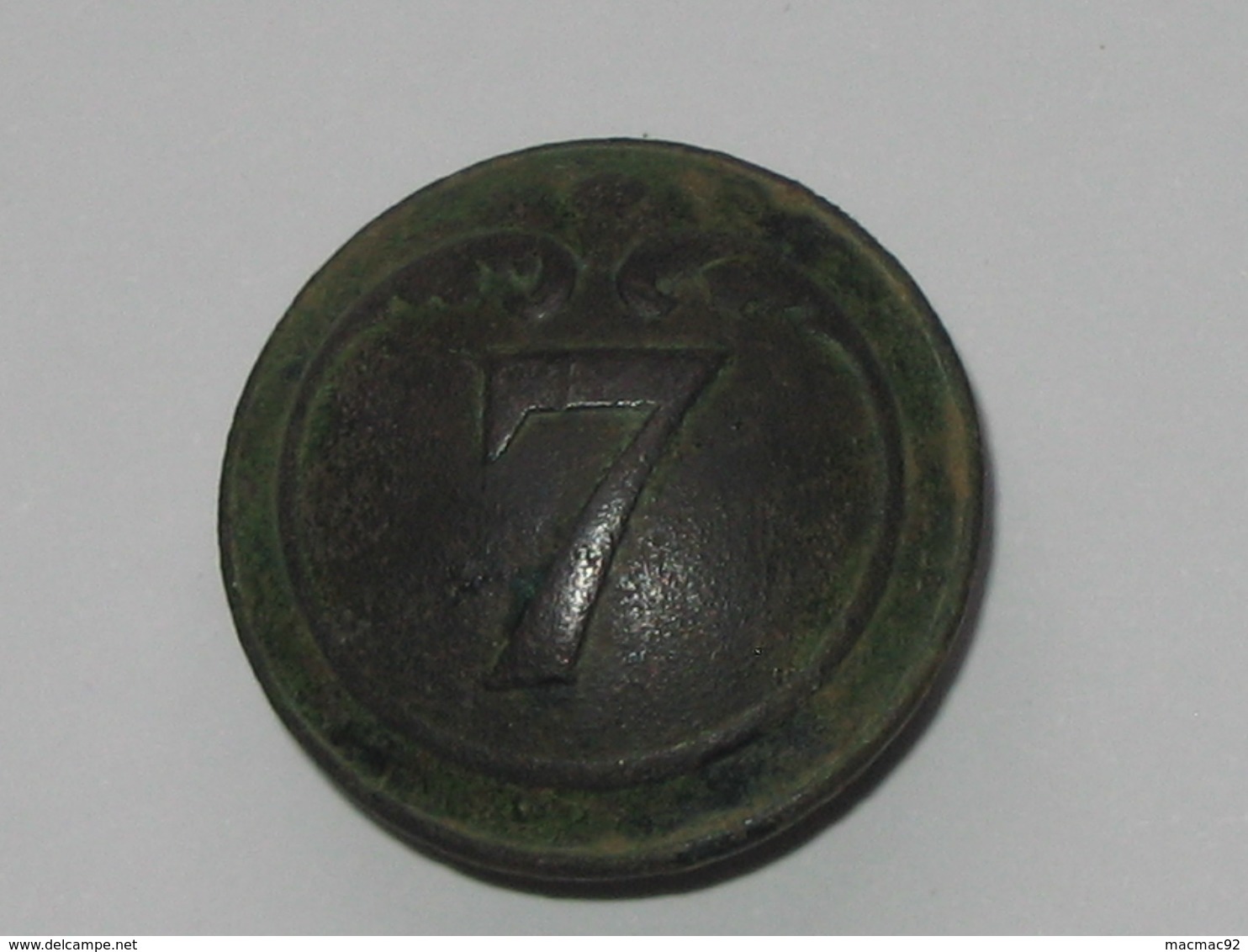 Ancien Bouton Militaire - Bombé -  N° 7   **** EN ACHAT IMMEDIAT **** - Buttons