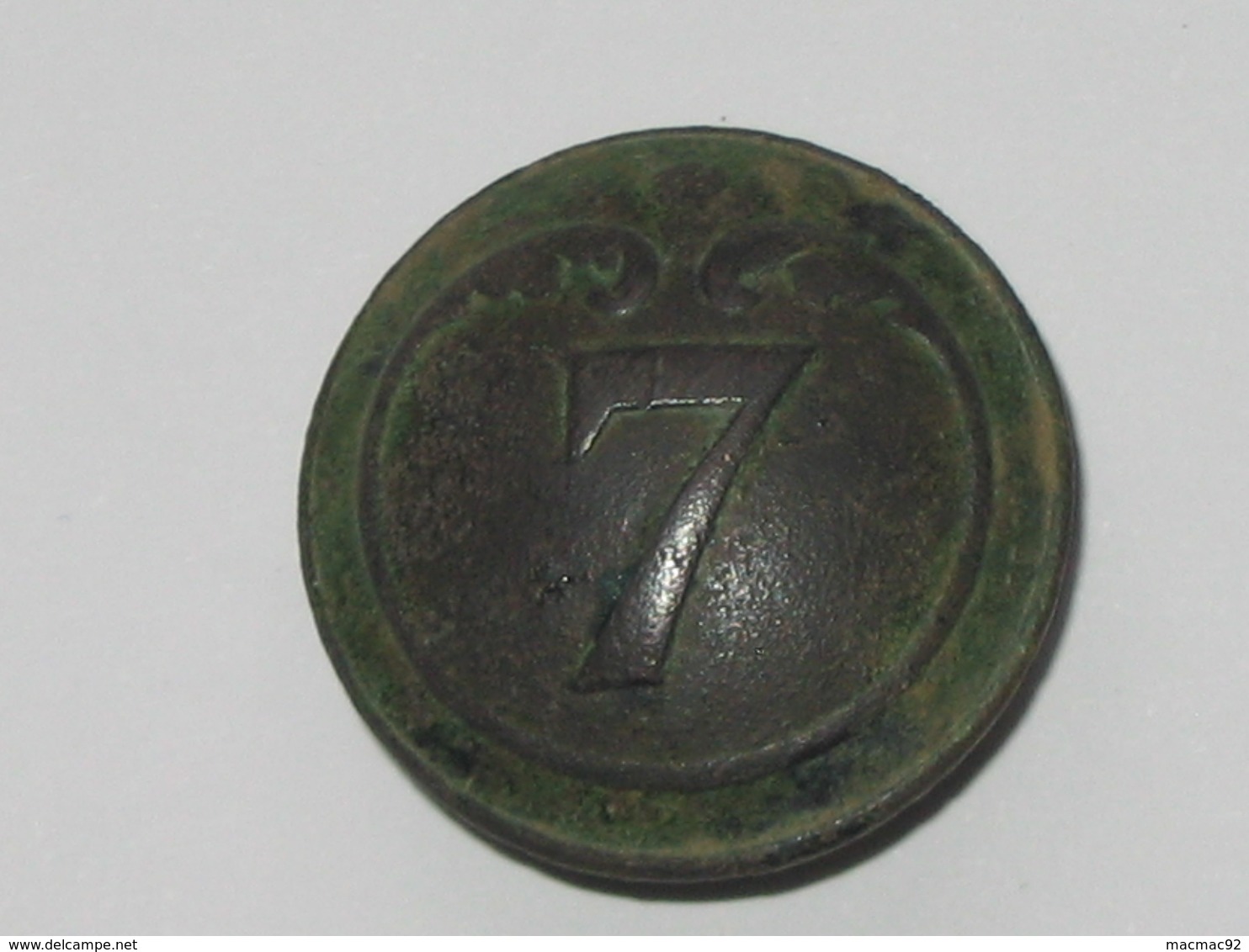 Ancien Bouton Militaire - Bombé -  N° 7   **** EN ACHAT IMMEDIAT **** - Buttons