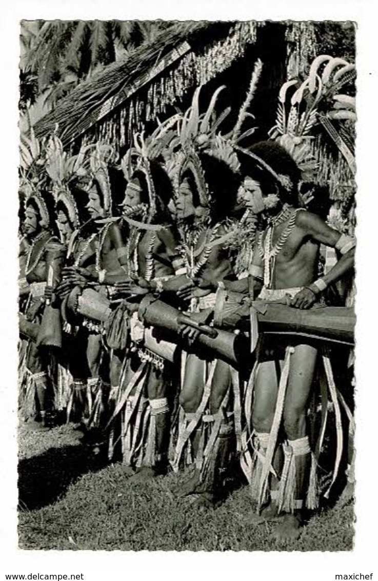 Mission De Papouasie - Danseurs Battant Du Tambour Et Chantant (folklore) Pas Circulé - Papouasie-Nouvelle-Guinée