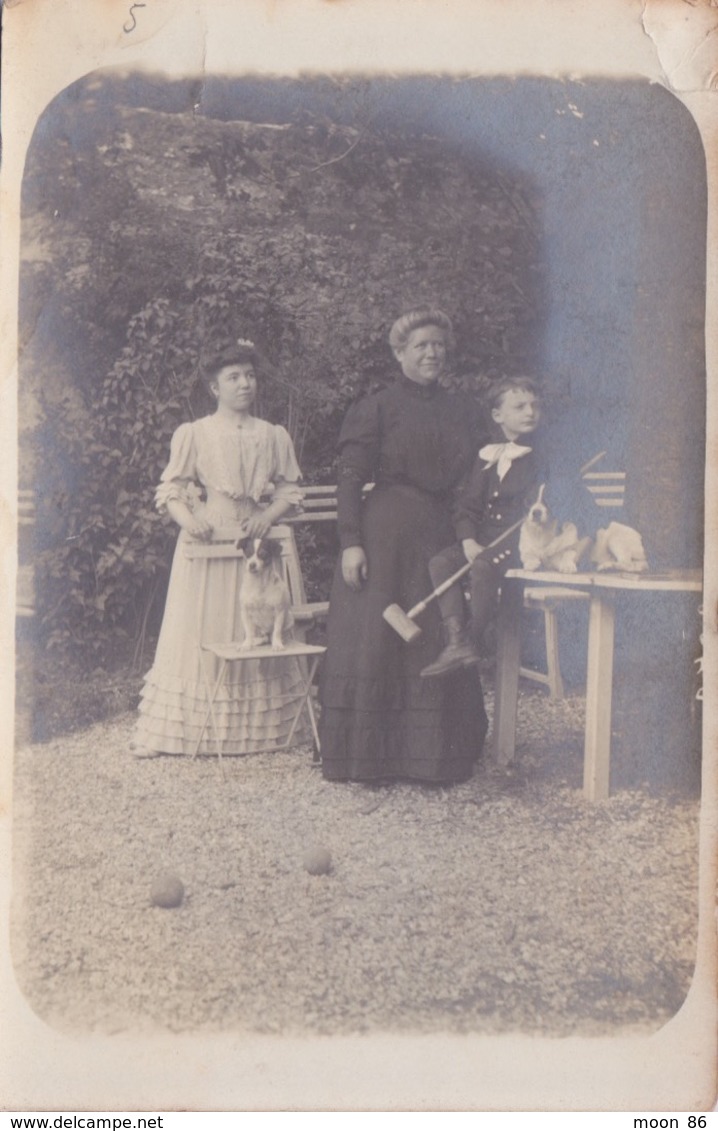 CARTE  Photo Ancienne,  Jeu De Criquet CRICKET - FEMMES ET UN ENFANT TENANT UNE CROSSE BOULES AU SOL - Cricket