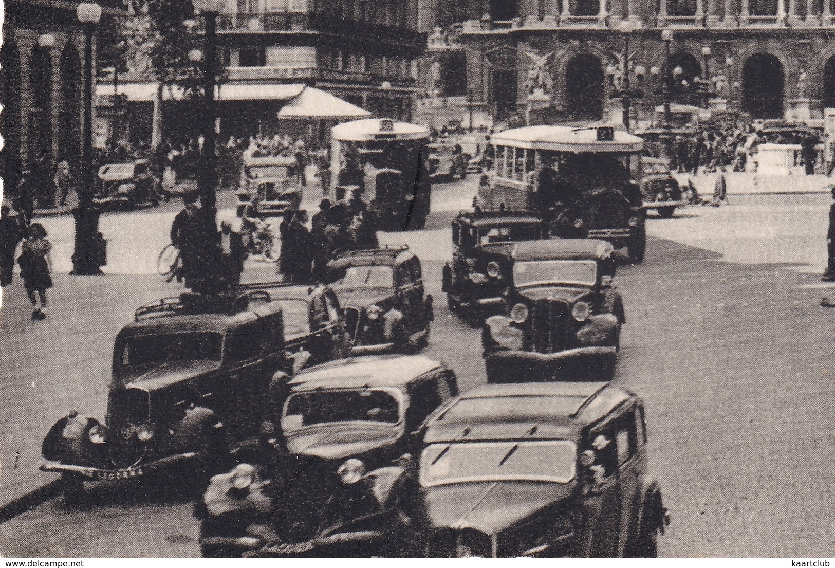 Paris: PEUGEOT 401, 402, 201 FOURGONNETTE, CITROËN TRACTION AVANT, RENAULT NOVAQUATRE, PRIMAQUATRE, SIMCA 8 - L'Opéra - Toerisme